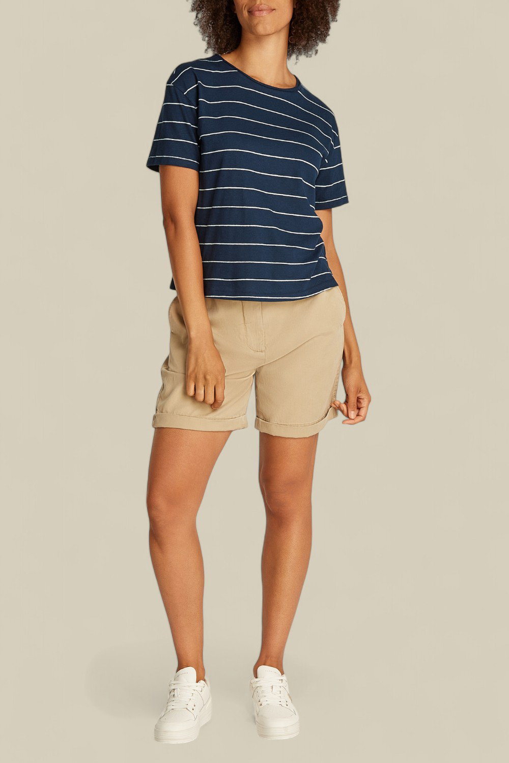 תמונת כל הלוק של חולצת טי